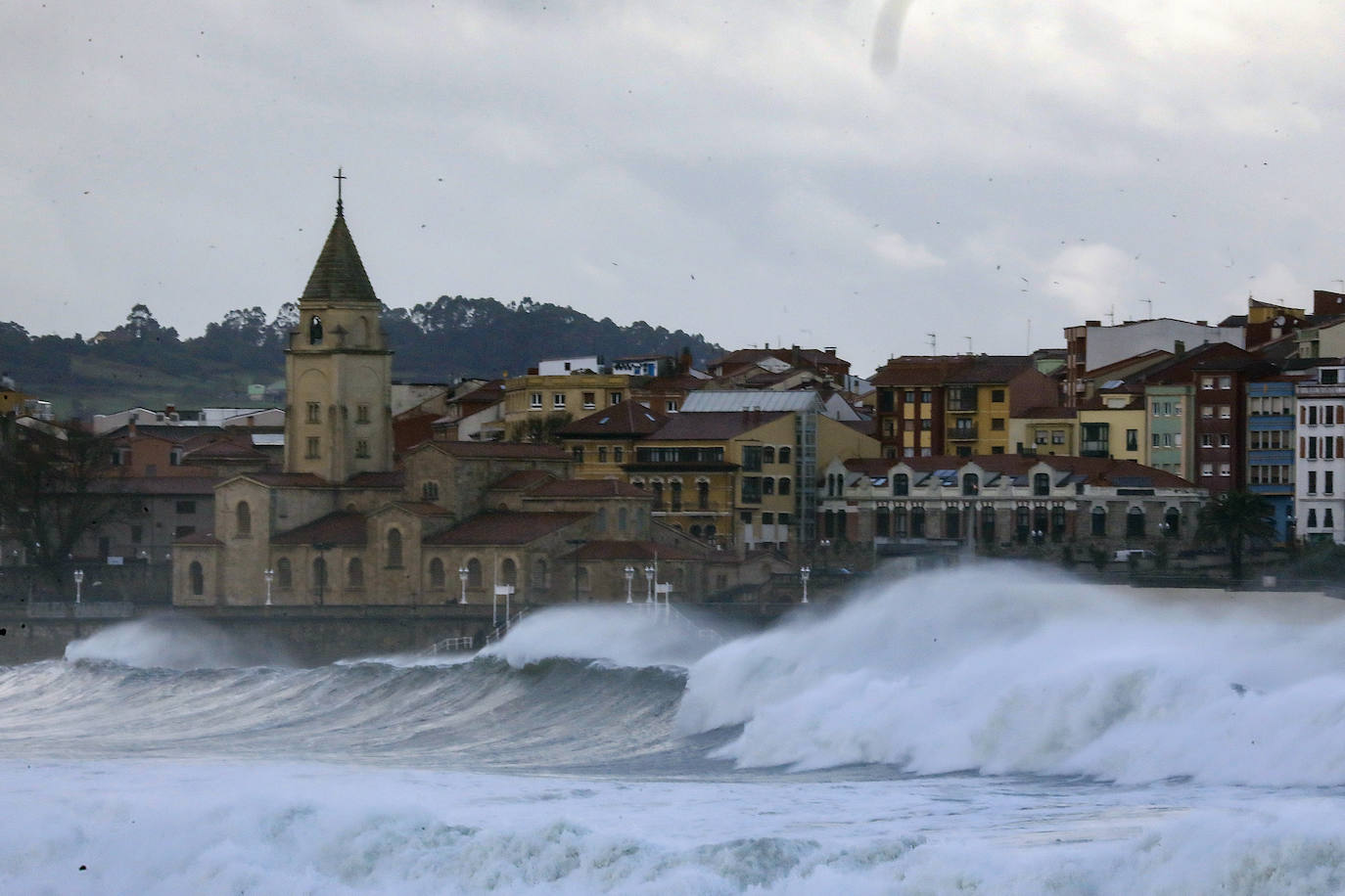 Asturias, junto a otras ocho provincias españolas, se encuentra hoy en aviso naranja (riesgo importante) activado por la Aemet ante la previsión de importantes fenómenos costeros. Abundantes lluvias y fuertes rachas de viento que se hacen notar en algunas localidades asturianas.