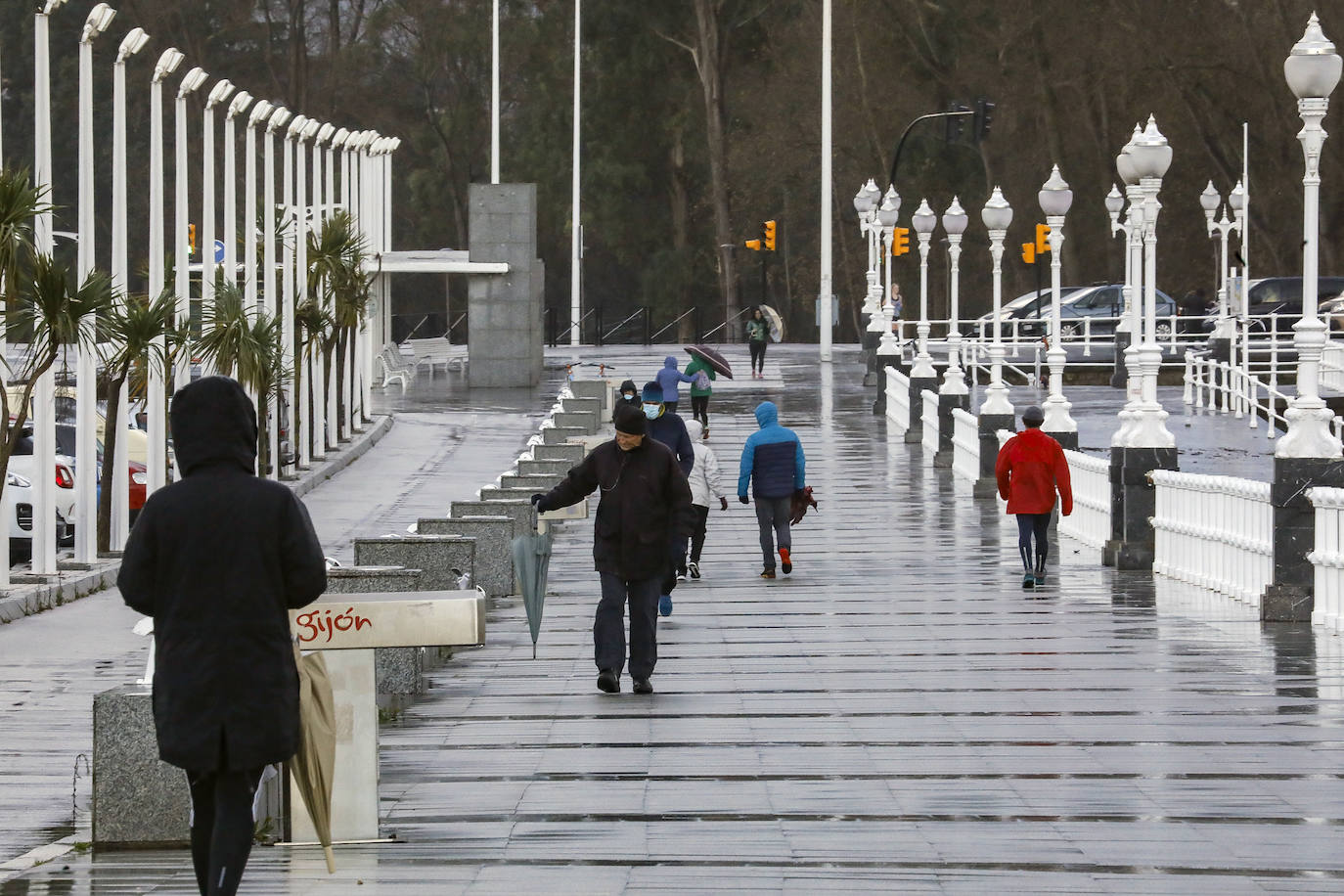 Asturias, junto a otras ocho provincias españolas, se encuentra hoy en aviso naranja (riesgo importante) activado por la Aemet ante la previsión de importantes fenómenos costeros. Abundantes lluvias y fuertes rachas de viento que se hacen notar en algunas localidades asturianas.