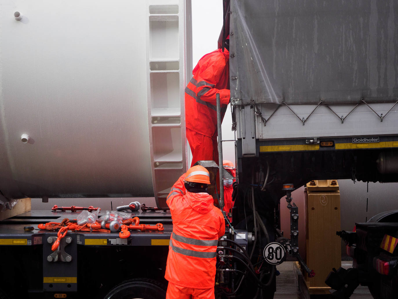 Fotos: La carga de los depósitos de hidrógeno de Idesa