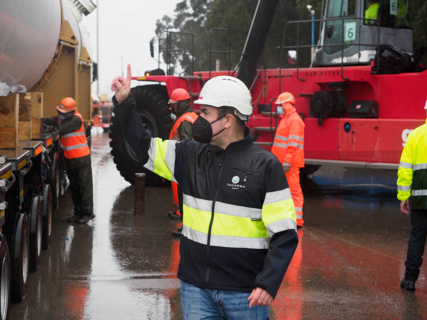 Fotos: La carga de los depósitos de hidrógeno de Idesa