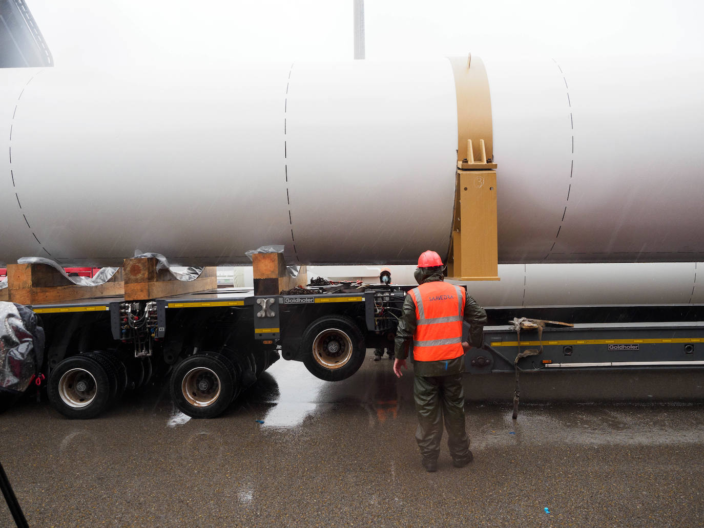 Fotos: La carga de los depósitos de hidrógeno de Idesa