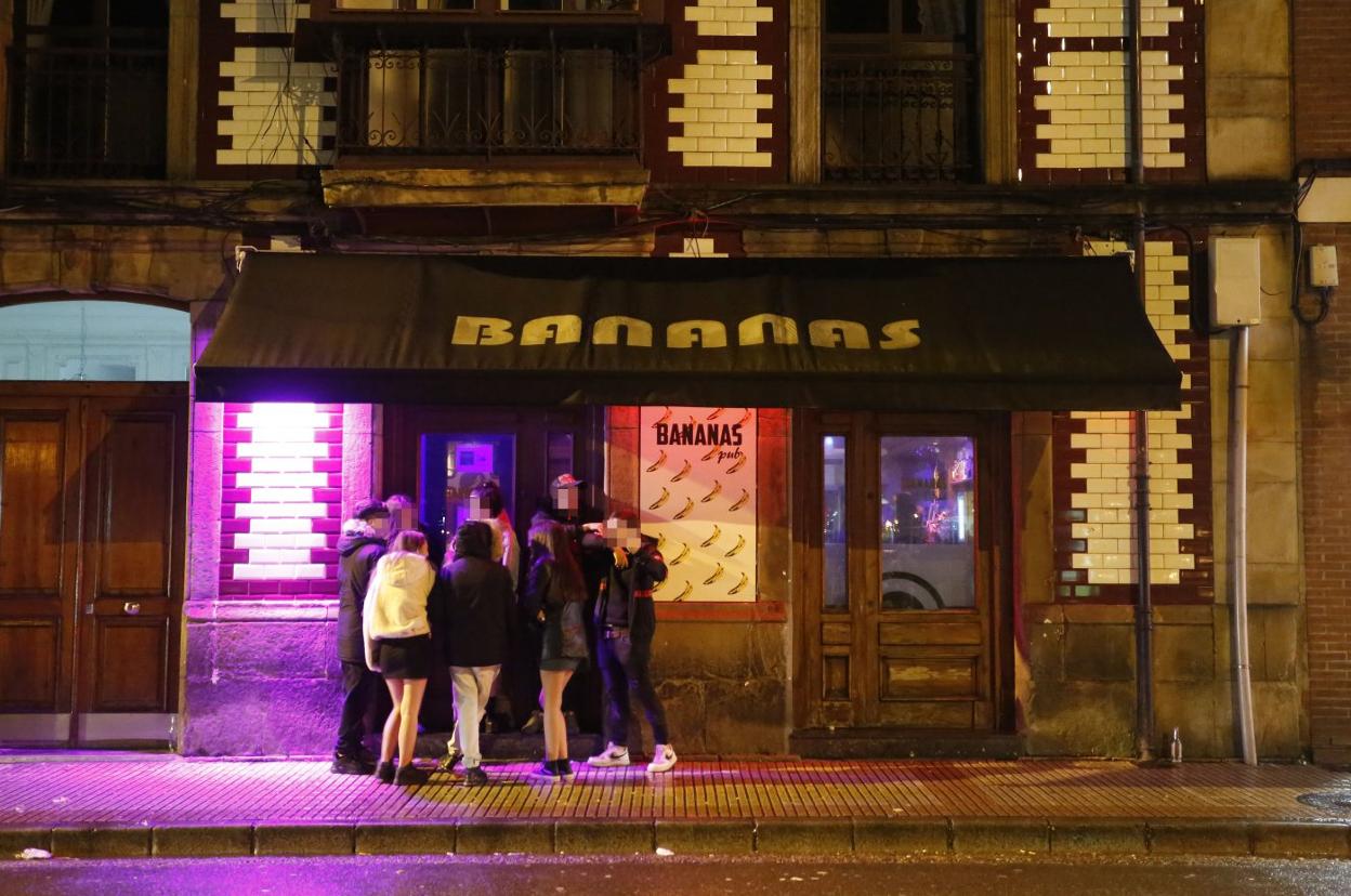 Local que fue desalojado el martes por superar el aforo. 