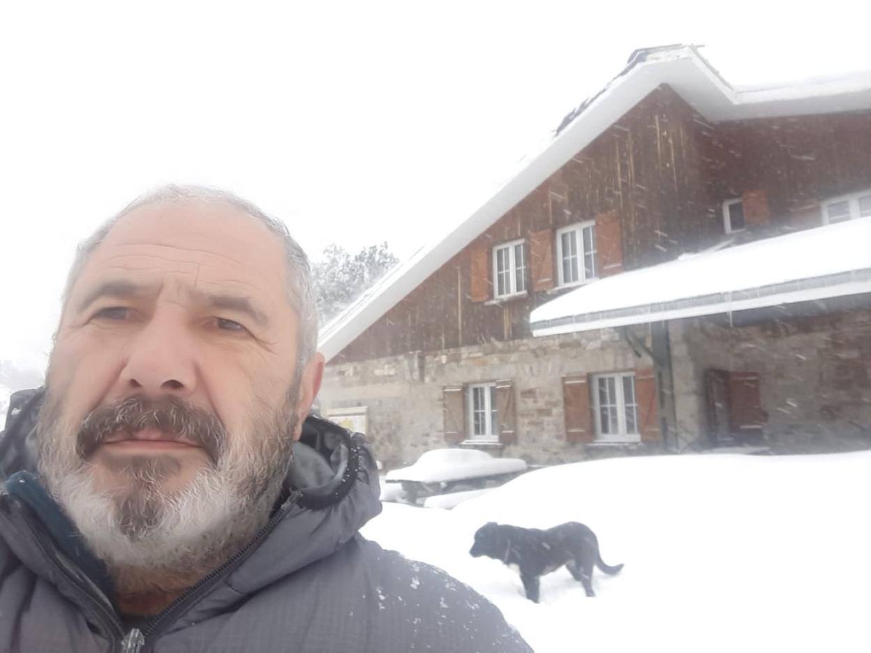 Brañagallones. José Manuel Prado, con su perro, ante el refugio. 