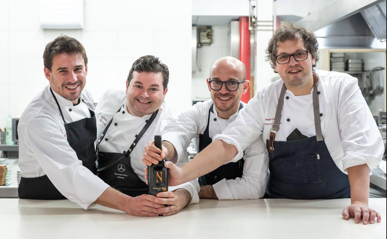 Javi Estévez, Marcos Morán, Marc Gascons y Sergio Humada, con una botella de Numanthia 
