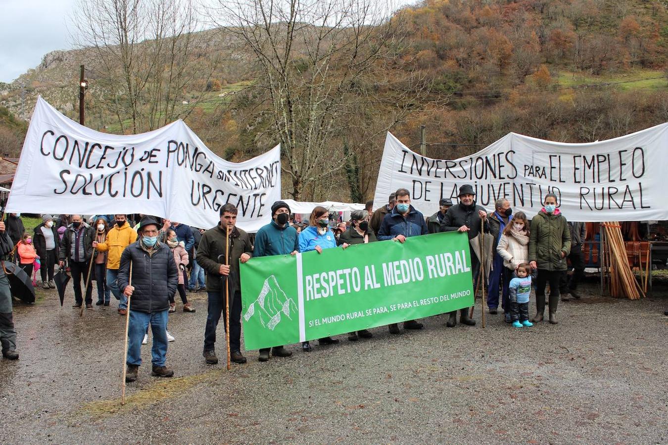 Fotos: Ganaderos y vecinos exigen en Ponga «respeto al medio rural»