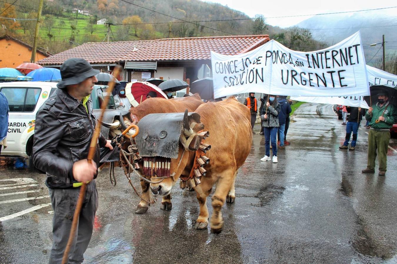 Fotos: Ganaderos y vecinos exigen en Ponga «respeto al medio rural»