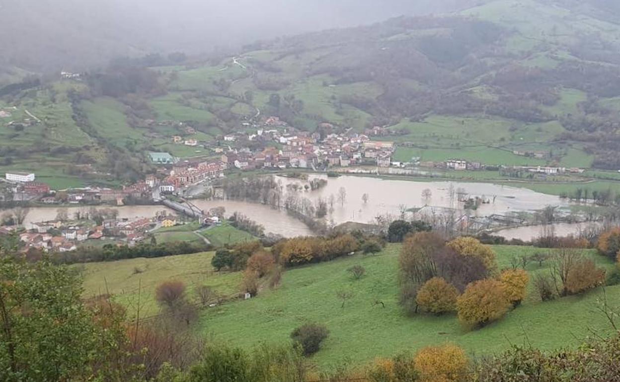 El río Deva, desbordado a su paso por Panes.