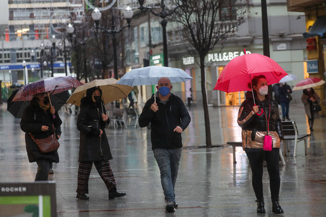 El temporal 'Barra' aún se hace notar en el Cantábrico. Las precipitaciones son persistentes y fuertes, especialmente, en el oriente asturiano. Junto con las rachas de viento, la imagen de la costa asturiana es de grandes olas.