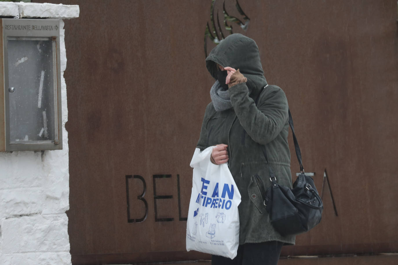 El temporal 'Barra' aún se hace notar en el Cantábrico. Las precipitaciones son persistentes y fuertes, especialmente, en el oriente asturiano. Junto con las rachas de viento, la imagen de la costa asturiana es de grandes olas.