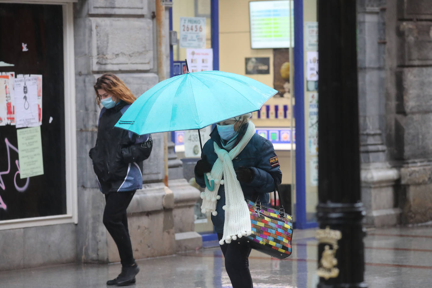 El temporal 'Barra' aún se hace notar en el Cantábrico. Las precipitaciones son persistentes y fuertes, especialmente, en el oriente asturiano. Junto con las rachas de viento, la imagen de la costa asturiana es de grandes olas.