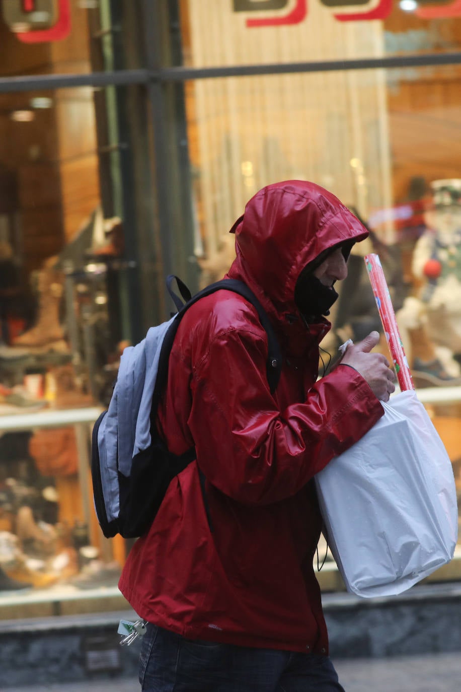 El temporal 'Barra' aún se hace notar en el Cantábrico. Las precipitaciones son persistentes y fuertes, especialmente, en el oriente asturiano. Junto con las rachas de viento, la imagen de la costa asturiana es de grandes olas.