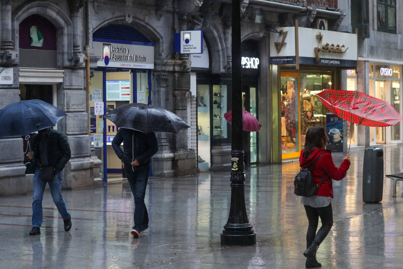 El temporal 'Barra' aún se hace notar en el Cantábrico. Las precipitaciones son persistentes y fuertes, especialmente, en el oriente asturiano. Junto con las rachas de viento, la imagen de la costa asturiana es de grandes olas.