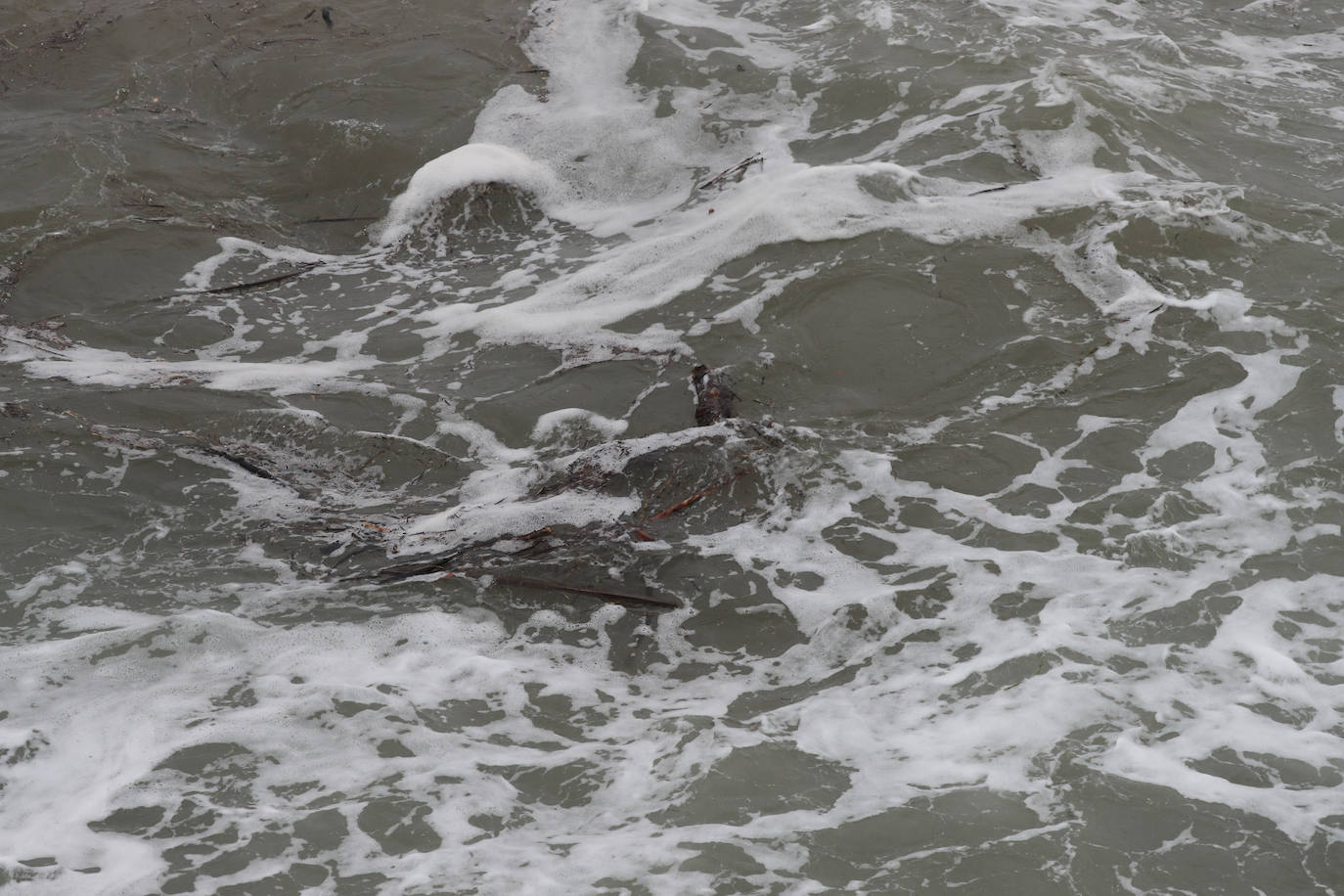 El temporal 'Barra' aún se hace notar en el Cantábrico. Las precipitaciones son persistentes y fuertes, especialmente, en el oriente asturiano. Junto con las rachas de viento, la imagen de la costa asturiana es de grandes olas.