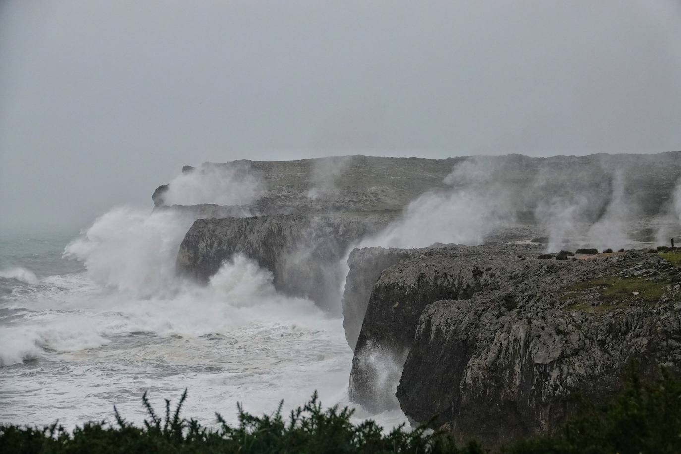 El temporal 'Barra' aún se hace notar en el Cantábrico. Las precipitaciones son persistentes y fuertes, especialmente, en el oriente asturiano. Junto con las rachas de viento, la imagen de la costa asturiana es de grandes olas.