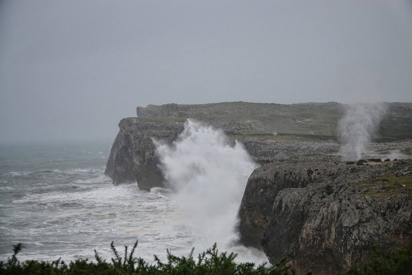 El temporal 'Barra' aún se hace notar en el Cantábrico. Las precipitaciones son persistentes y fuertes, especialmente, en el oriente asturiano. Junto con las rachas de viento, la imagen de la costa asturiana es de grandes olas.