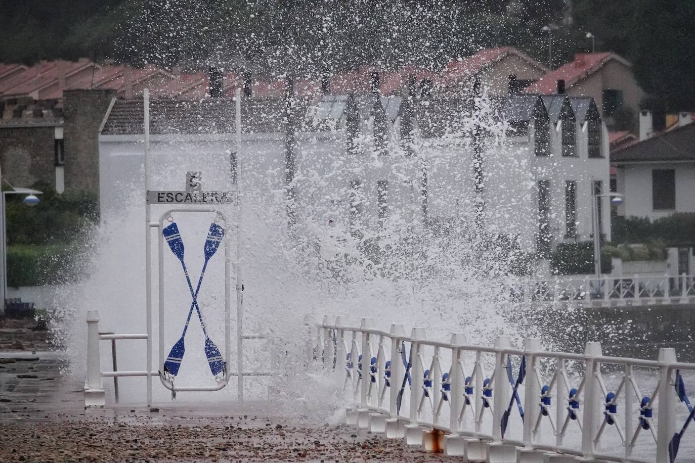 El temporal 'Barra' aún se hace notar en el Cantábrico. Las precipitaciones son persistentes y fuertes, especialmente, en el oriente asturiano. Junto con las rachas de viento, la imagen de la costa asturiana es de grandes olas.