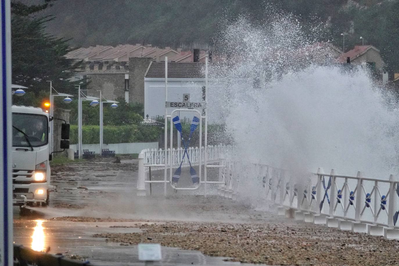 El temporal 'Barra' aún se hace notar en el Cantábrico. Las precipitaciones son persistentes y fuertes, especialmente, en el oriente asturiano. Junto con las rachas de viento, la imagen de la costa asturiana es de grandes olas.