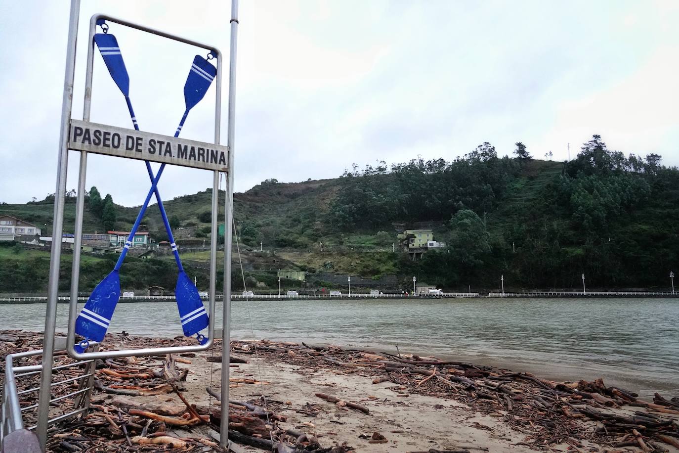 El temporal 'Barra' aún se hace notar en el Cantábrico. Las precipitaciones son persistentes y fuertes, especialmente, en el oriente asturiano. Junto con las rachas de viento, la imagen de la costa asturiana es de grandes olas.