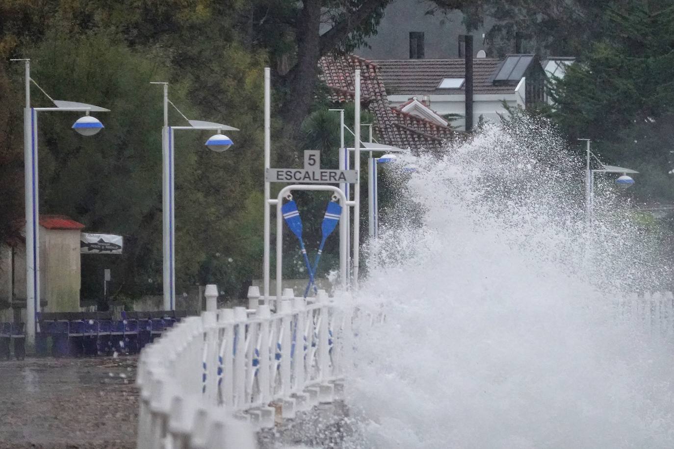 El temporal 'Barra' aún se hace notar en el Cantábrico. Las precipitaciones son persistentes y fuertes, especialmente, en el oriente asturiano. Junto con las rachas de viento, la imagen de la costa asturiana es de grandes olas.