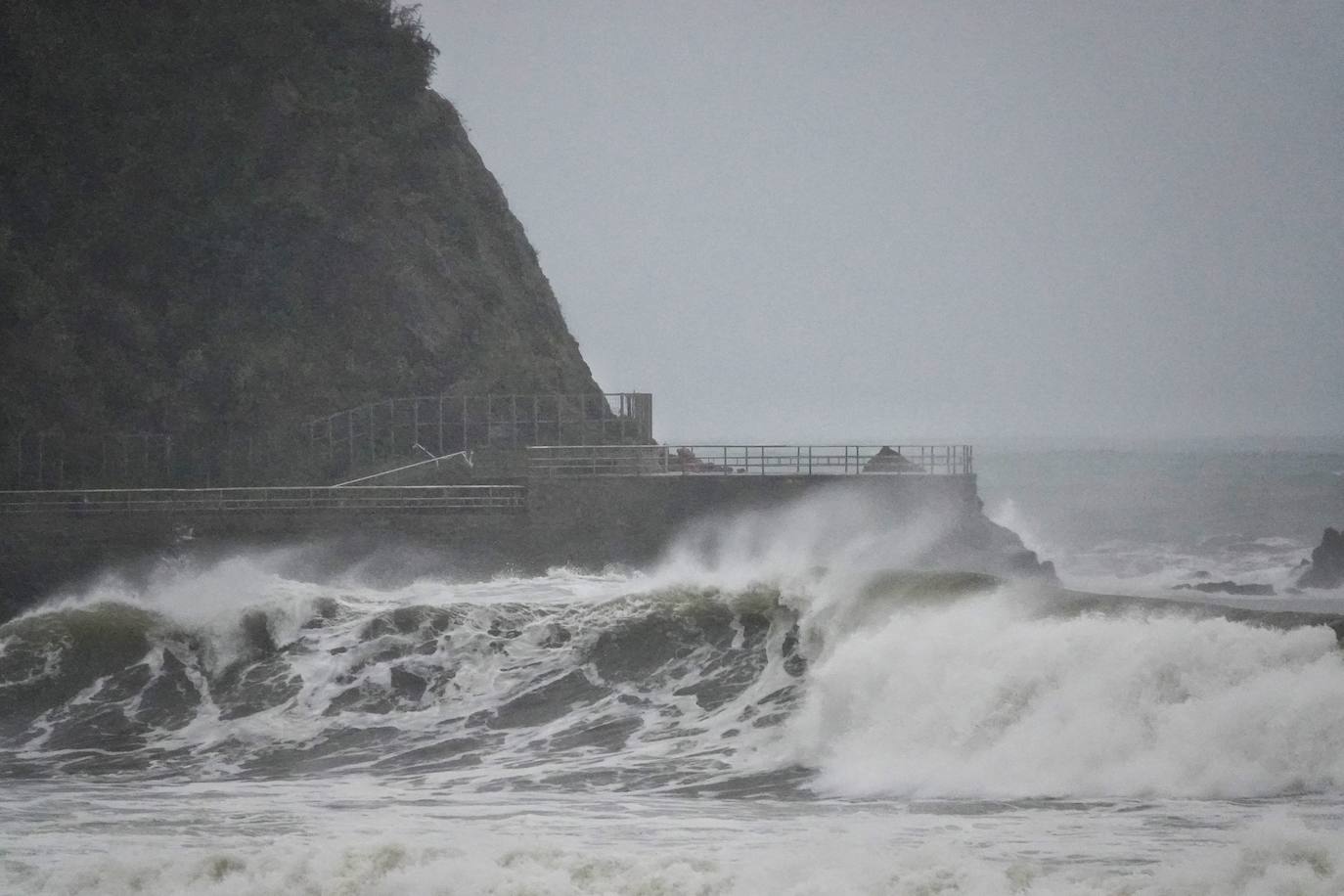 El temporal 'Barra' aún se hace notar en el Cantábrico. Las precipitaciones son persistentes y fuertes, especialmente, en el oriente asturiano. Junto con las rachas de viento, la imagen de la costa asturiana es de grandes olas.
