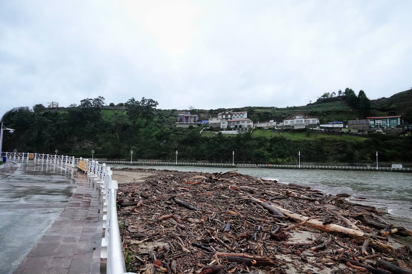 El temporal 'Barra' aún se hace notar en el Cantábrico. Las precipitaciones son persistentes y fuertes, especialmente, en el oriente asturiano. Junto con las rachas de viento, la imagen de la costa asturiana es de grandes olas.
