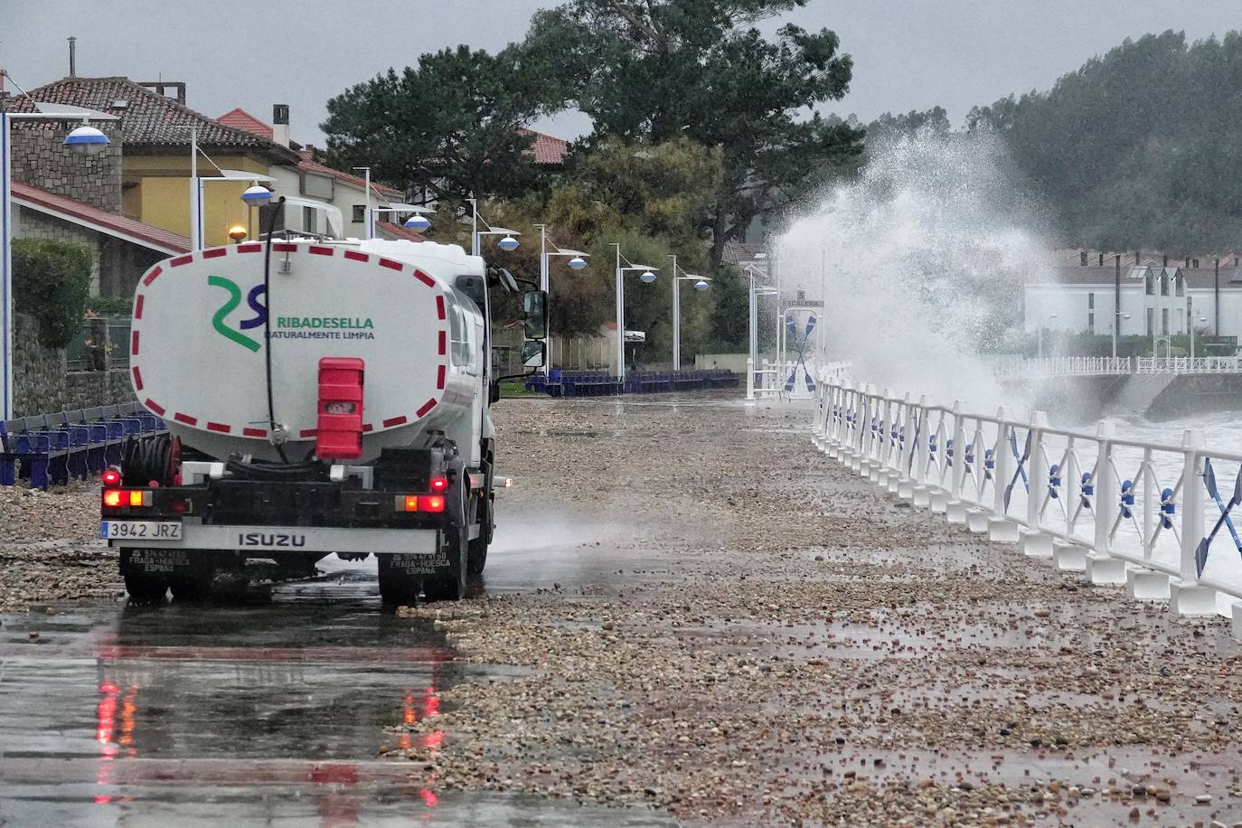 El temporal 'Barra' aún se hace notar en el Cantábrico. Las precipitaciones son persistentes y fuertes, especialmente, en el oriente asturiano. Junto con las rachas de viento, la imagen de la costa asturiana es de grandes olas.