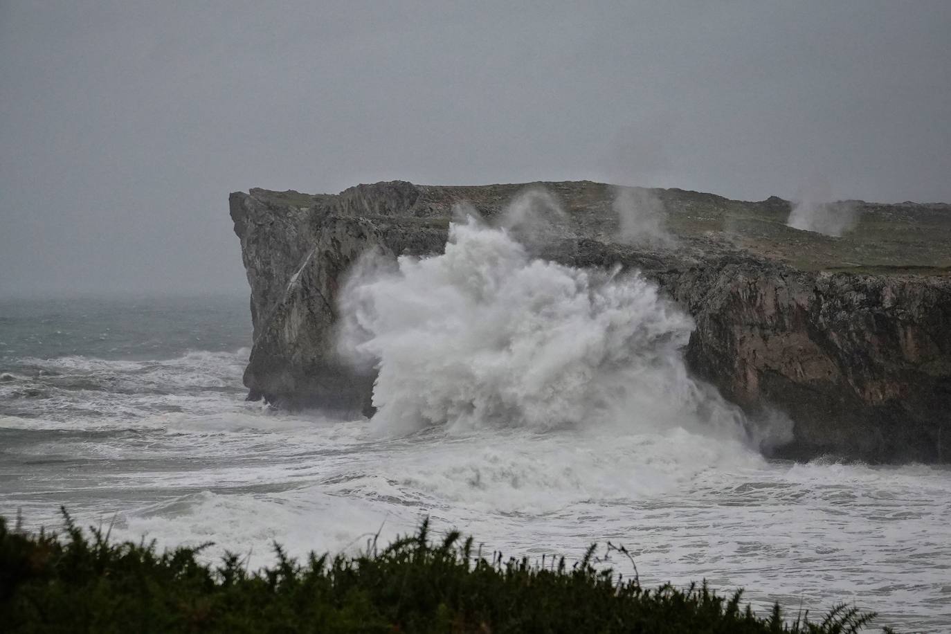 El temporal 'Barra' aún se hace notar en el Cantábrico. Las precipitaciones son persistentes y fuertes, especialmente, en el oriente asturiano. Junto con las rachas de viento, la imagen de la costa asturiana es de grandes olas.