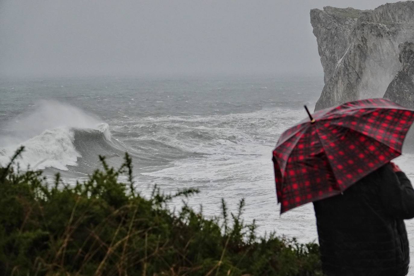 El temporal 'Barra' aún se hace notar en el Cantábrico. Las precipitaciones son persistentes y fuertes, especialmente, en el oriente asturiano. Junto con las rachas de viento, la imagen de la costa asturiana es de grandes olas.