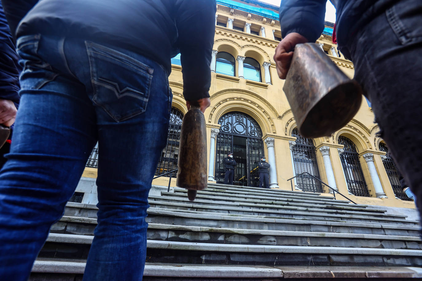 Los ganaderos han agitado sus cencerros frente al Palacio del Gobierno de Asturias para protestar contra los precios abusivos de la leche y la protección del lobo.