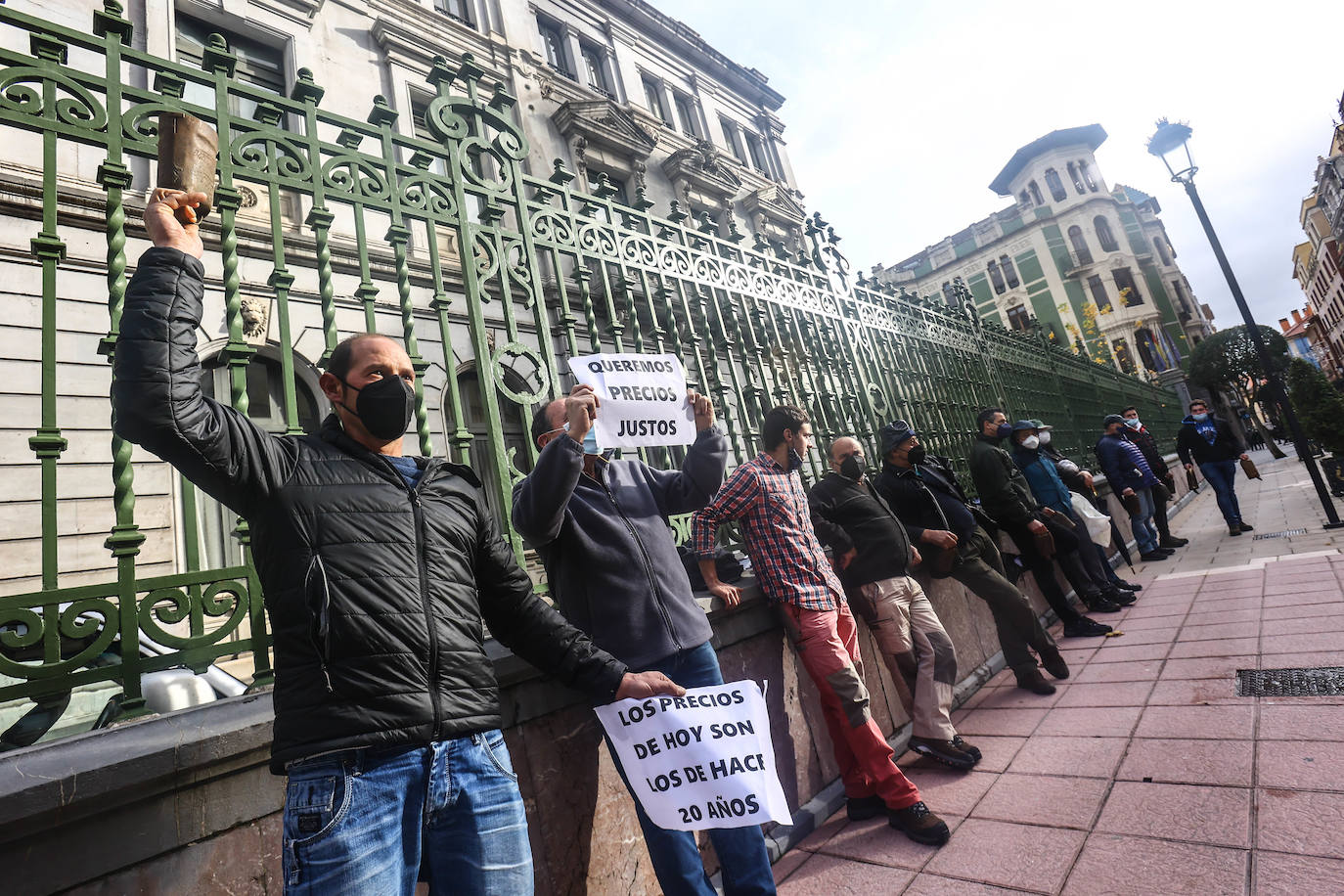 Los ganaderos han agitado sus cencerros frente al Palacio del Gobierno de Asturias para protestar contra los precios abusivos de la leche y la protección del lobo.