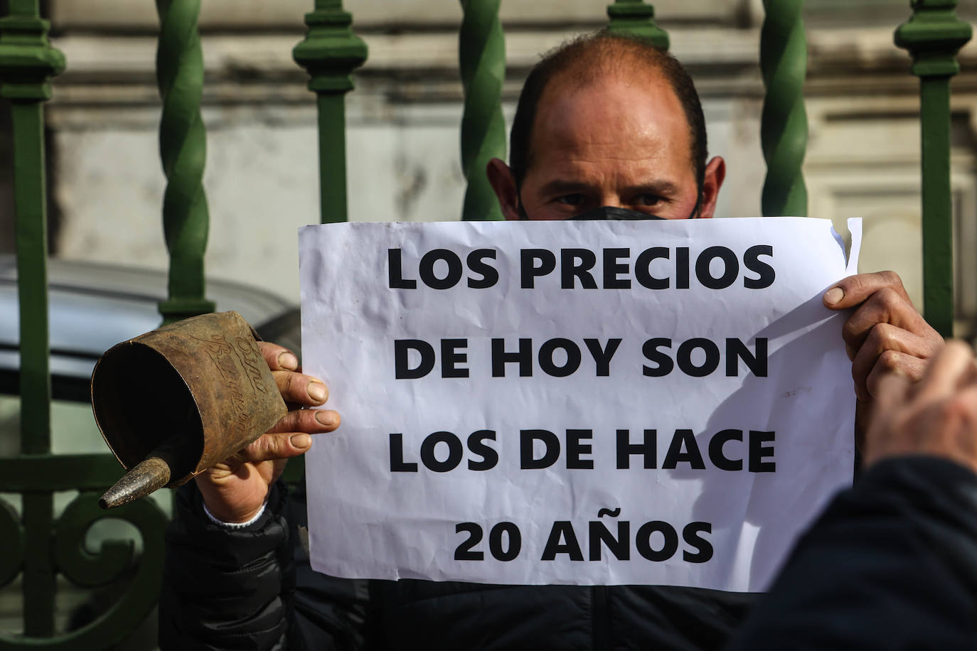 Los ganaderos han agitado sus cencerros frente al Palacio del Gobierno de Asturias para protestar contra los precios abusivos de la leche y la protección del lobo.