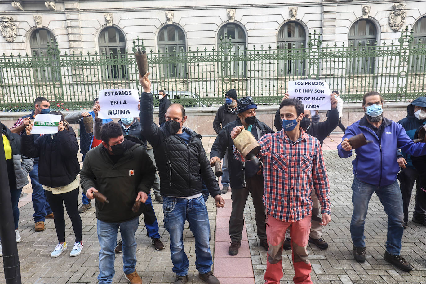 Los ganaderos han agitado sus cencerros frente al Palacio del Gobierno de Asturias para protestar contra los precios abusivos de la leche y la protección del lobo.