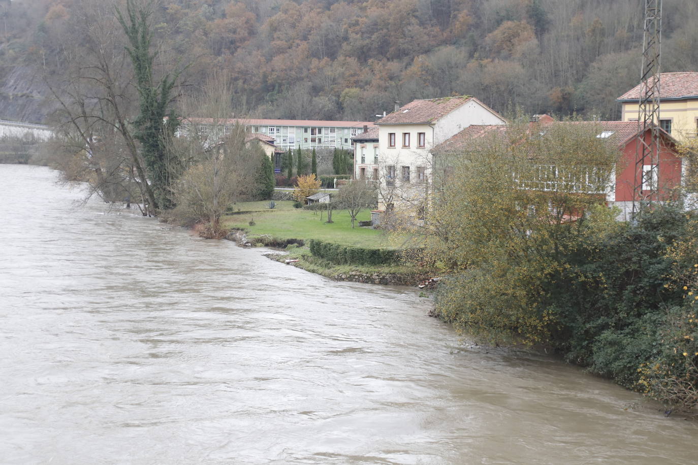 Fotos: Alto caudal en el Nalón, el Trubia y el Nora