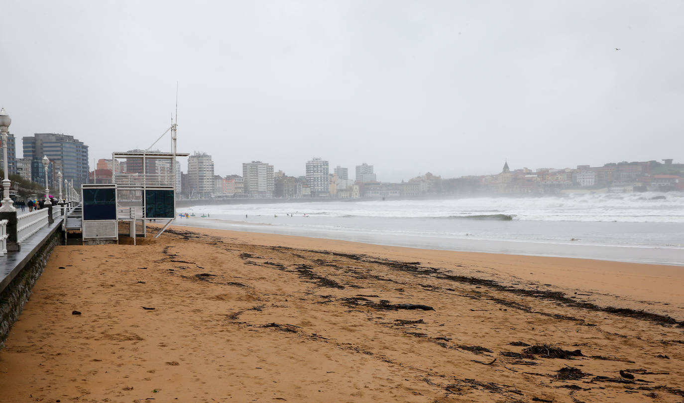 La marea ha llenado la playa gijonesa de San Lorenzo de palos 