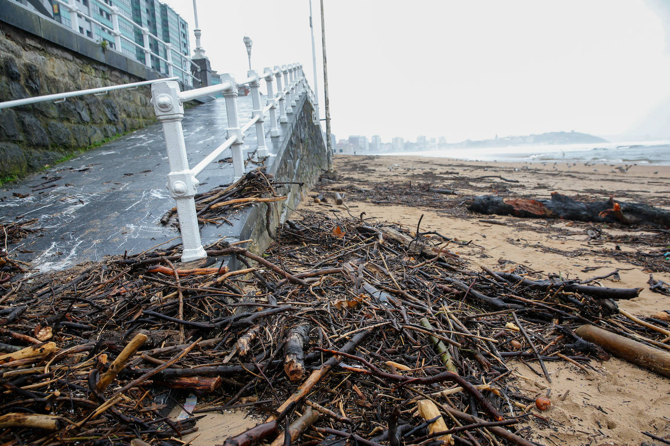 La marea ha llenado la playa gijonesa de San Lorenzo de palos 
