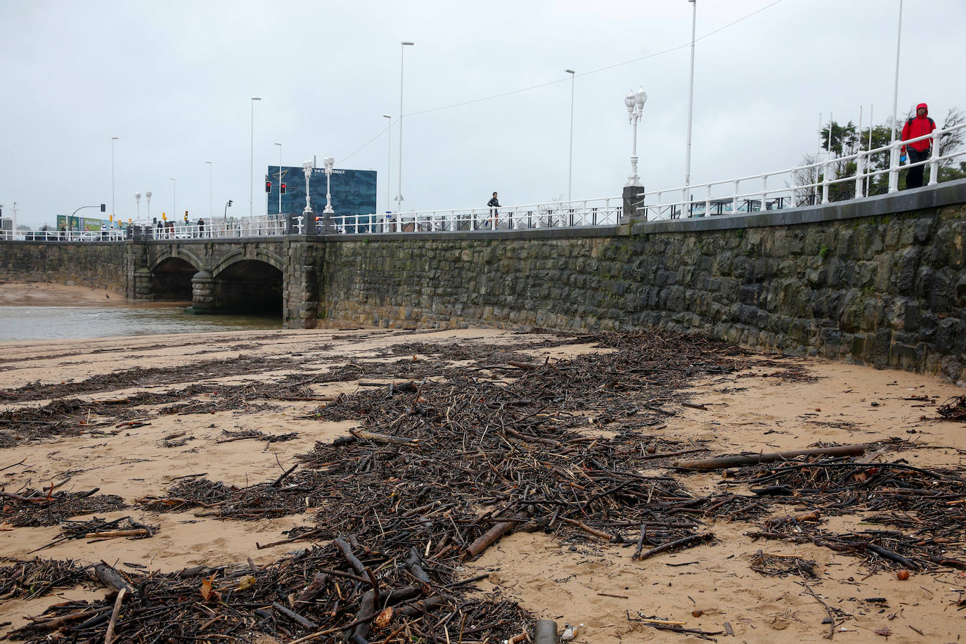 La marea ha llenado la playa gijonesa de San Lorenzo de palos 