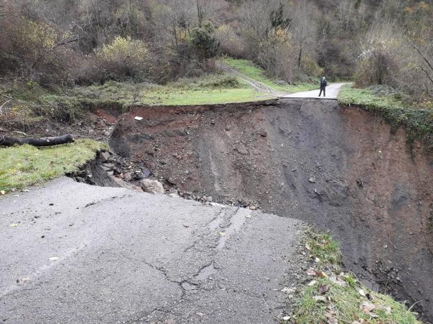 Belmonte. Un argayo se llevó por delante un tramo de la BE-2 y dejó un enorme hueco. Ya hay un vial alternativo, pero se prevé que la reparación dure hasta tres meses. En el vídeo: Estado de los ríos Trubia, Nalón y Nora tras las intensas lluvias