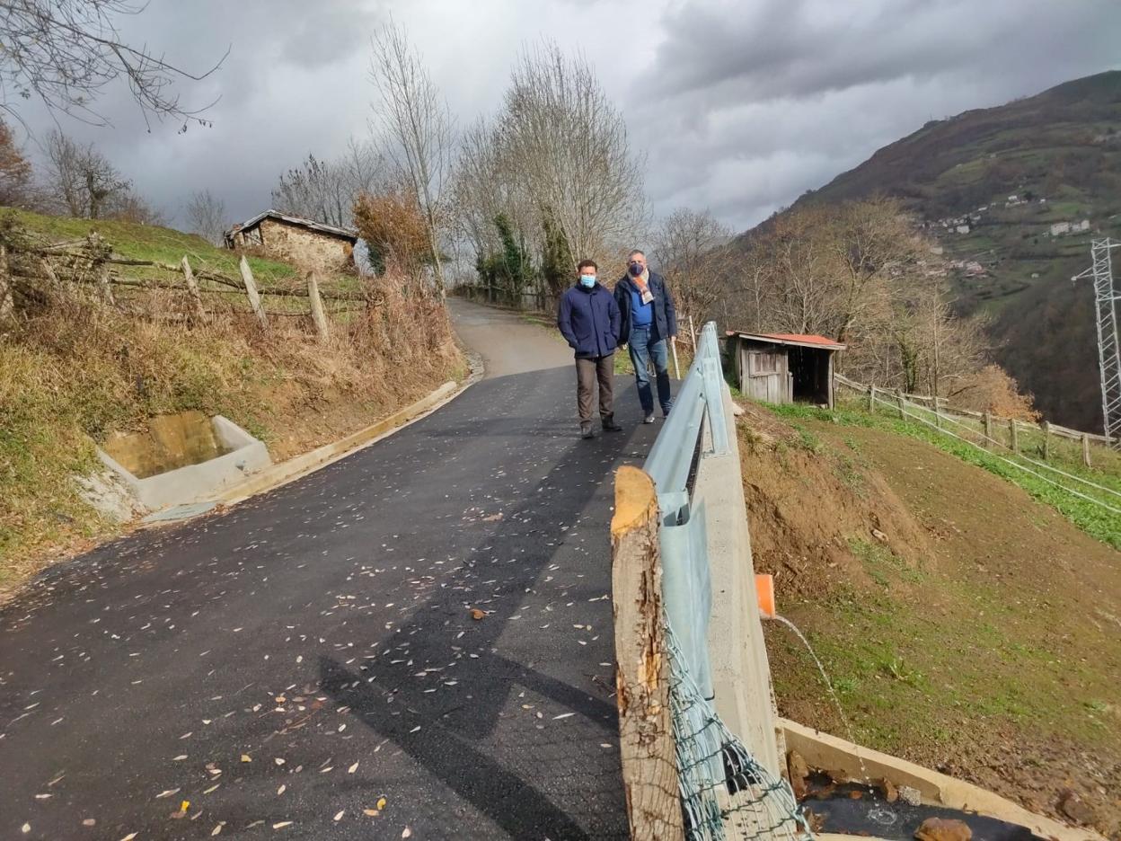 Julio García y Manuel Calvo caminan por el vial reparado. 