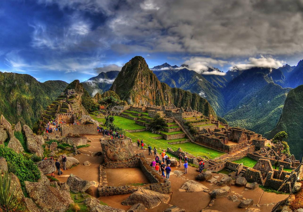 Machu Picchu (Perú): La montaña Machu Picchu cuenta con una altitud de 3.082 metros sobre el nivel del mar y forma parte de las estribaciones orientales del macizo de Salcantay en Cuzco (Perú). Es una de las montañas más fotografiadas y visitadas del mundo principalmente por ser la montaña que da nombre a la Ciudad perdida o Ciudad Sagrada del Imperio Inca que se encuentra sobre sus faldas y que es considerado patrimonio de la humanidad.