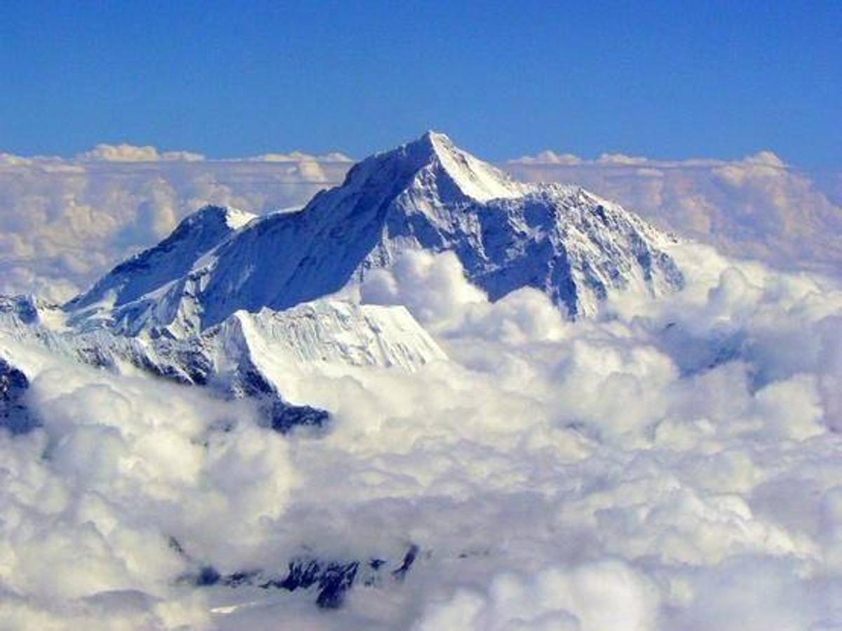 Everest (Nepal): Conocida en todo el mundo por ser la montaña más alta del planeta, el monte Everest cuenta con una altitud de 8.848,86 metros de altitud y se encuentra localizada en la cordillera del Himalaya cerca de la frontera entre China y Nepal. Cada año el monte Everest atrae a numerosos alpinistas experimentados que intentan ascender a su cima por las diferentes rutas de acceso, aunque también ha sido noticia por atraer grandes colas de cientos de turistas (antes de la pandemia) que atraídos por esta imponente montaña han intentado tocar su cima.