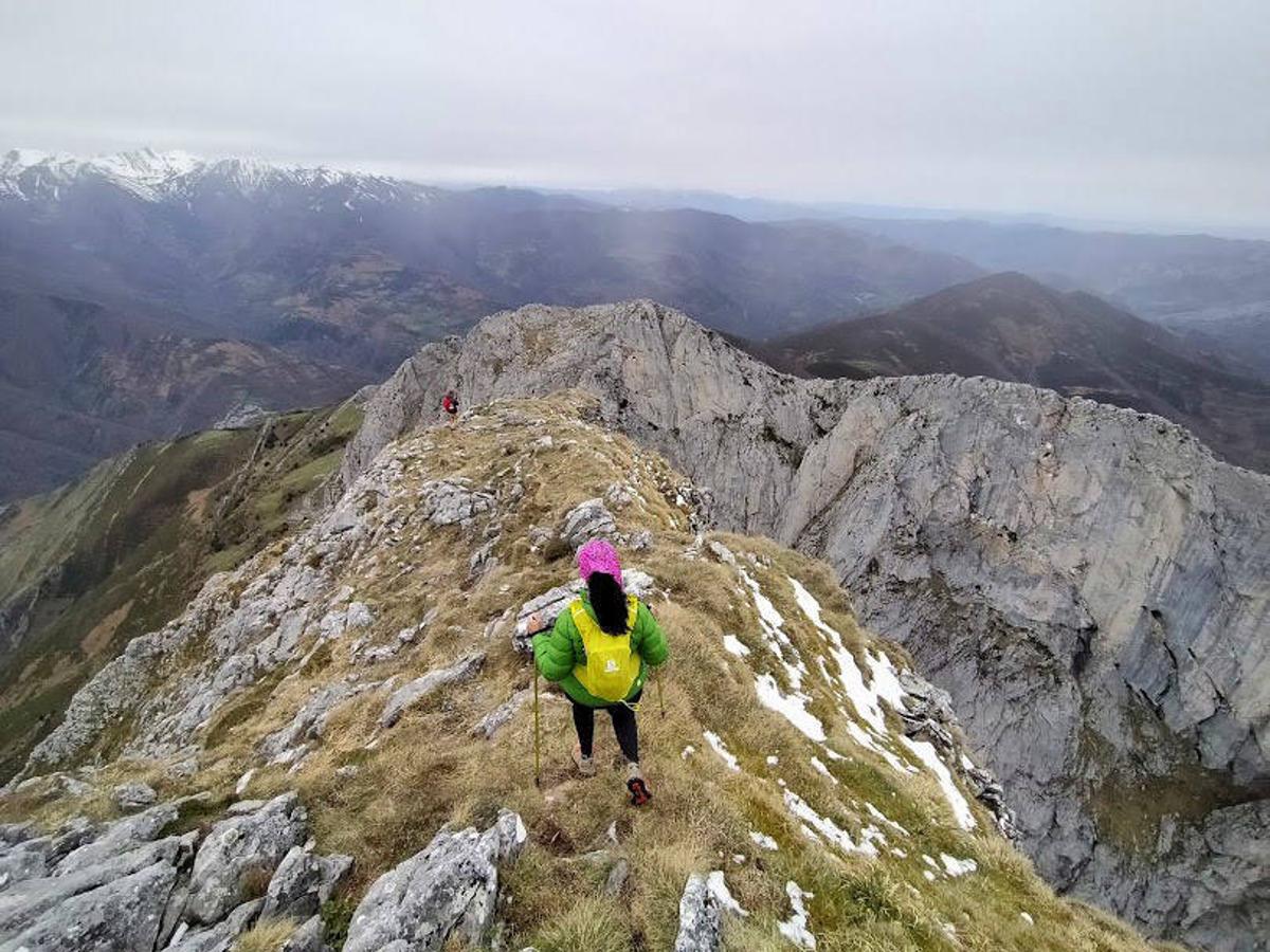 Peña Redonda (Asturias): Peña Redonda es una de las cimas más representativas del concejo de Aller y que encontrarás sobre las bellas Foces del Río Pino. Un paisaje de contrastes en el que se entremezclan grandes paredes calizas, el ruido del agua, las verdes praderías que nos esperan durante la ascensión y las mejores panorámicas en la parte final. Aunque existen muchos caminos diferentes para ascender hasta Peña Redonda, te proponemos una de las opciones más asequibles por su cara sur y desde la localidad de El Pino.