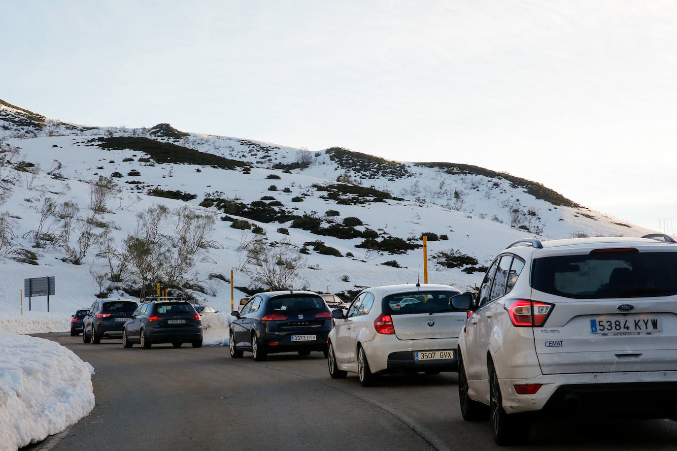 El temporal ha dado una tregua al Principado y los aficionados al esquí han querido aprovecharlo. Numerosos usuarios se han acercado este domingo a Fuentes de Invierno 