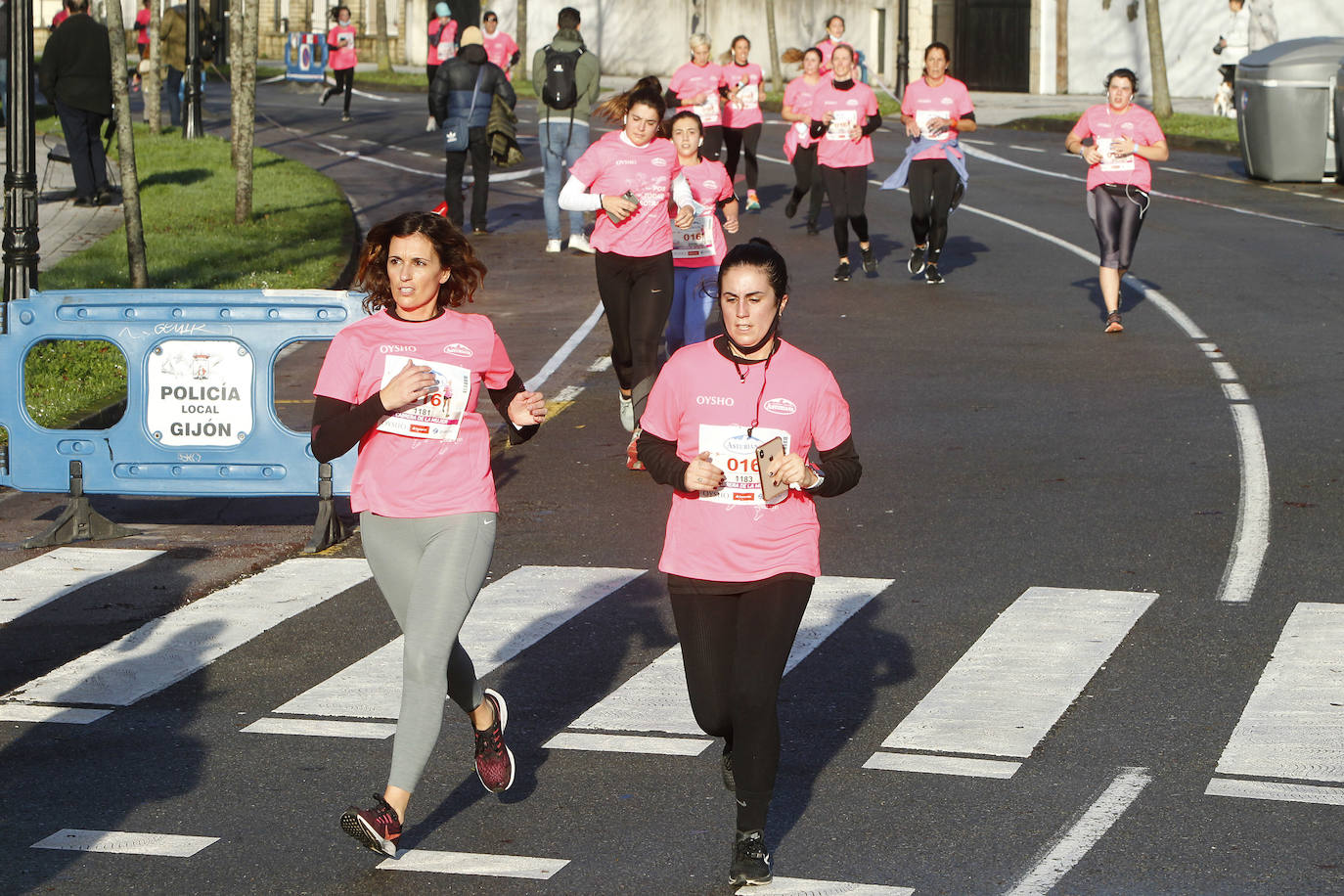 3.500 corredoras han participado este domingo en la Carrera de la Mujer celebrada en las calles de Gijón 