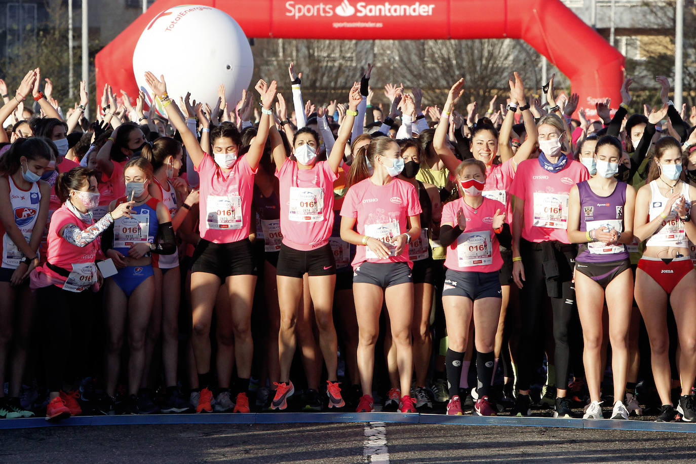 3.500 corredoras han participado este domingo en la Carrera de la Mujer celebrada en las calles de Gijón 