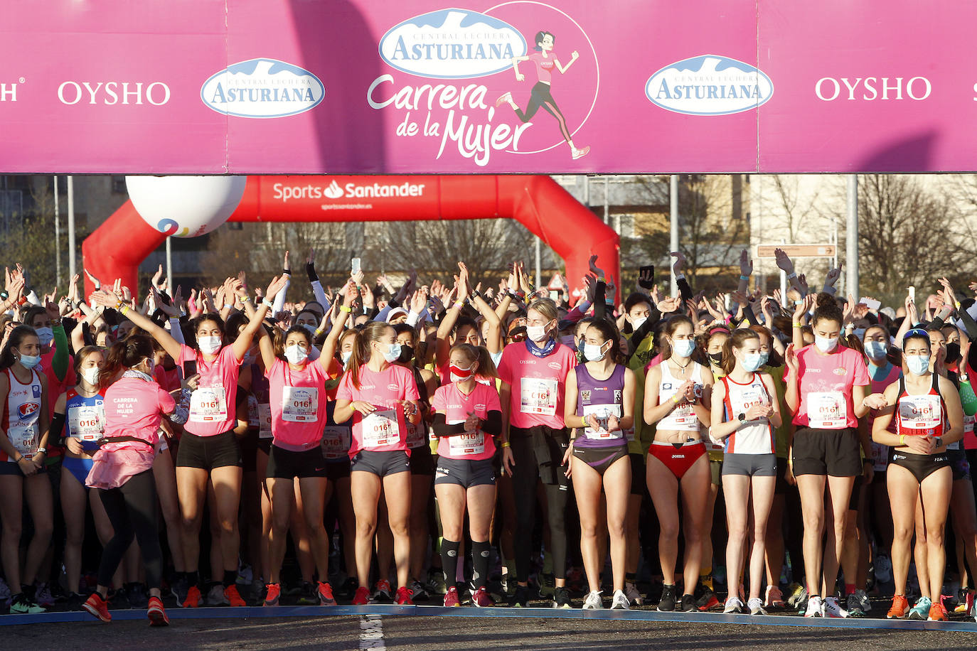 3.500 corredoras han participado este domingo en la Carrera de la Mujer celebrada en las calles de Gijón 