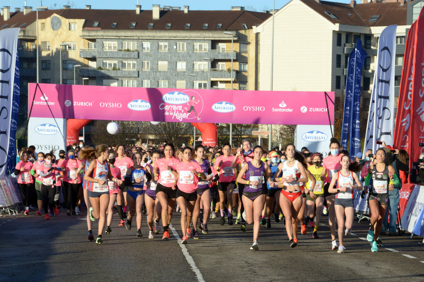 3.500 corredoras han participado este domingo en la Carrera de la Mujer celebrada en las calles de Gijón 