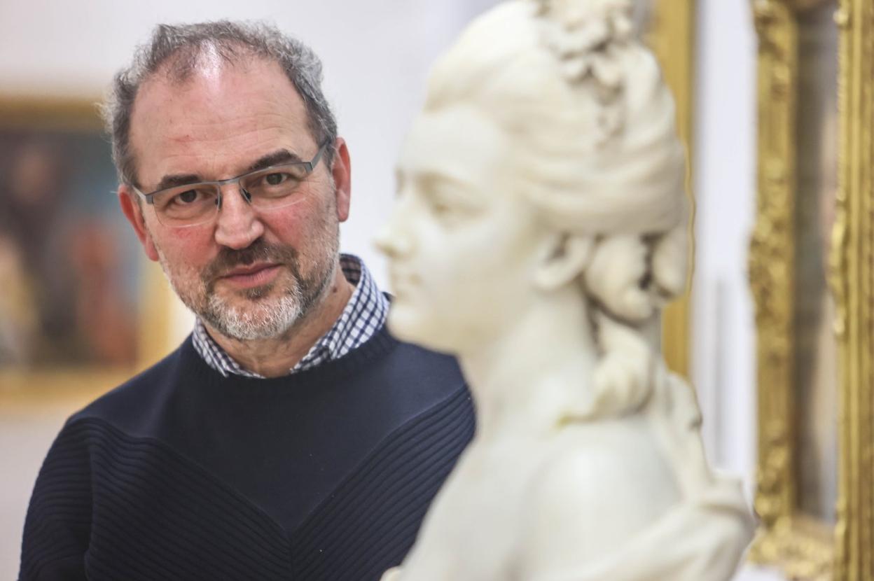 Gabino Busto, en una de las salas de Velarde que han sido cambiadas.