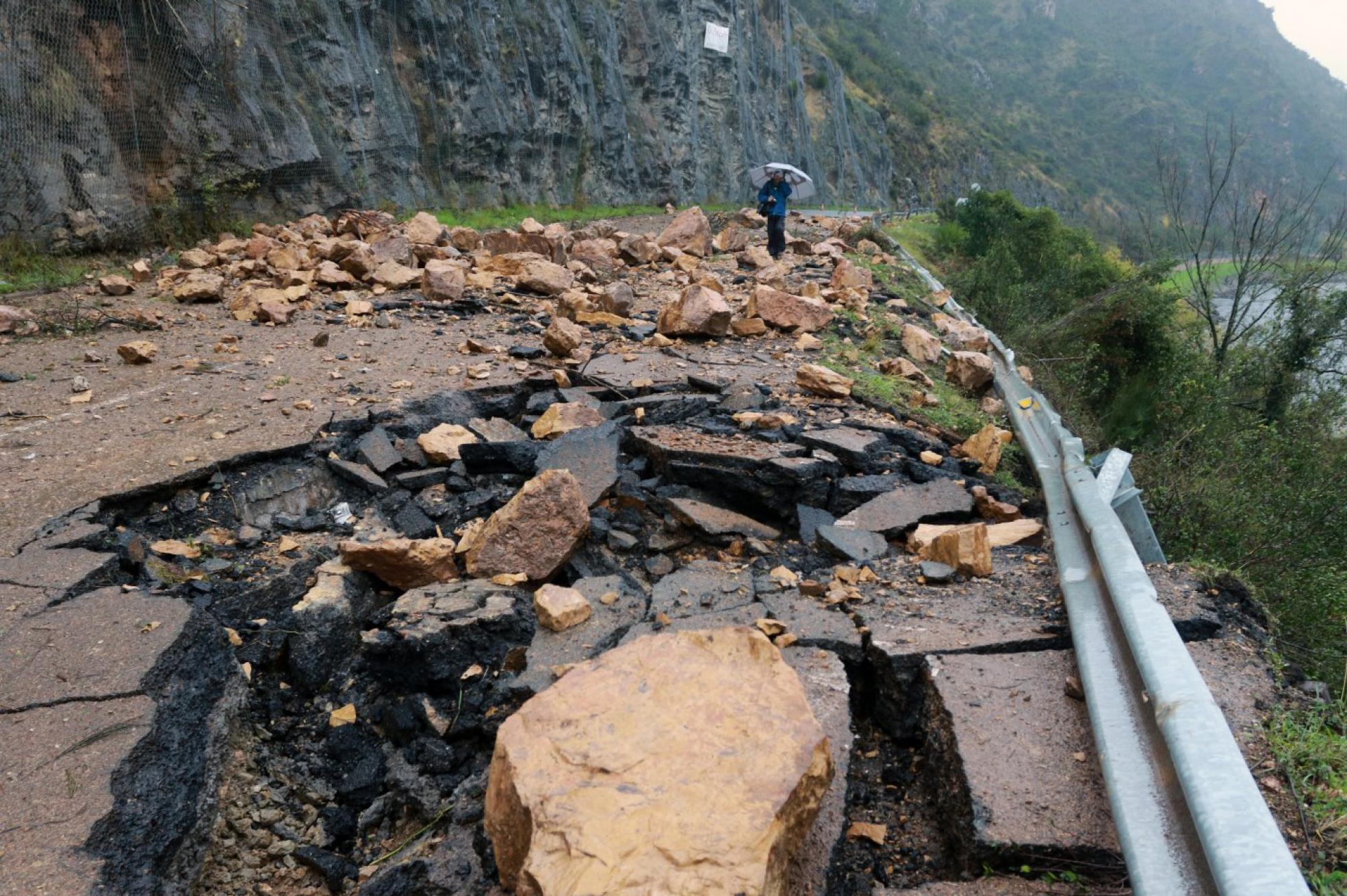 t Cientos de grandes rocas cayeron en la carretera, a 500 metros de Soto de la Barca.
