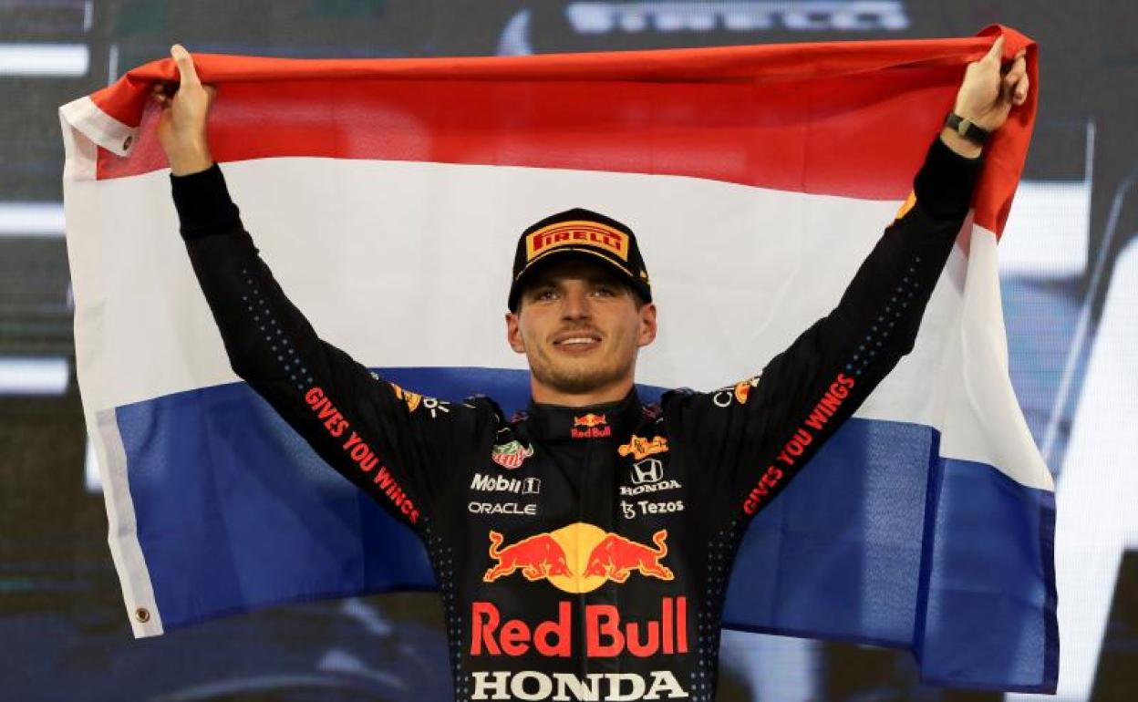 Max Verstappen celebra su título de campeón del mundo con la bandera de Países Bajos. 