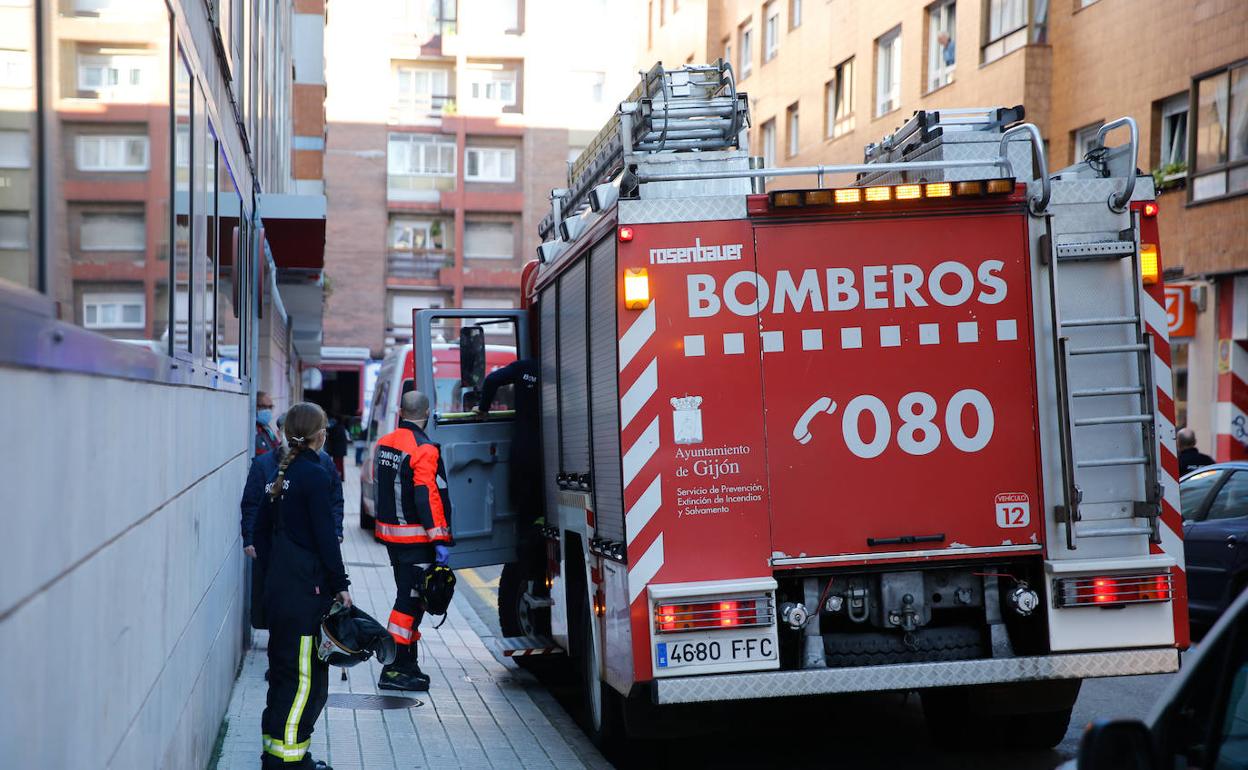 Un camión de bomberos en la calle Adonsinda de Gijón 